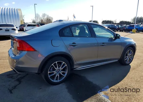 2016 Volvo S60 Cross Country T5 z USA, uszkodzony, nr VIN YV4612UM1G2000732